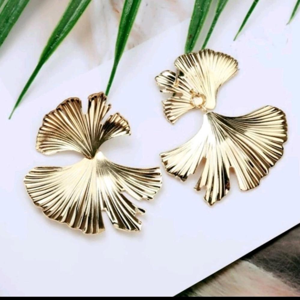 NEW! 14K Gold Gingko Asymetrical & Chic Twisted Big Wavy Post Earrings - Picture 3 of 4